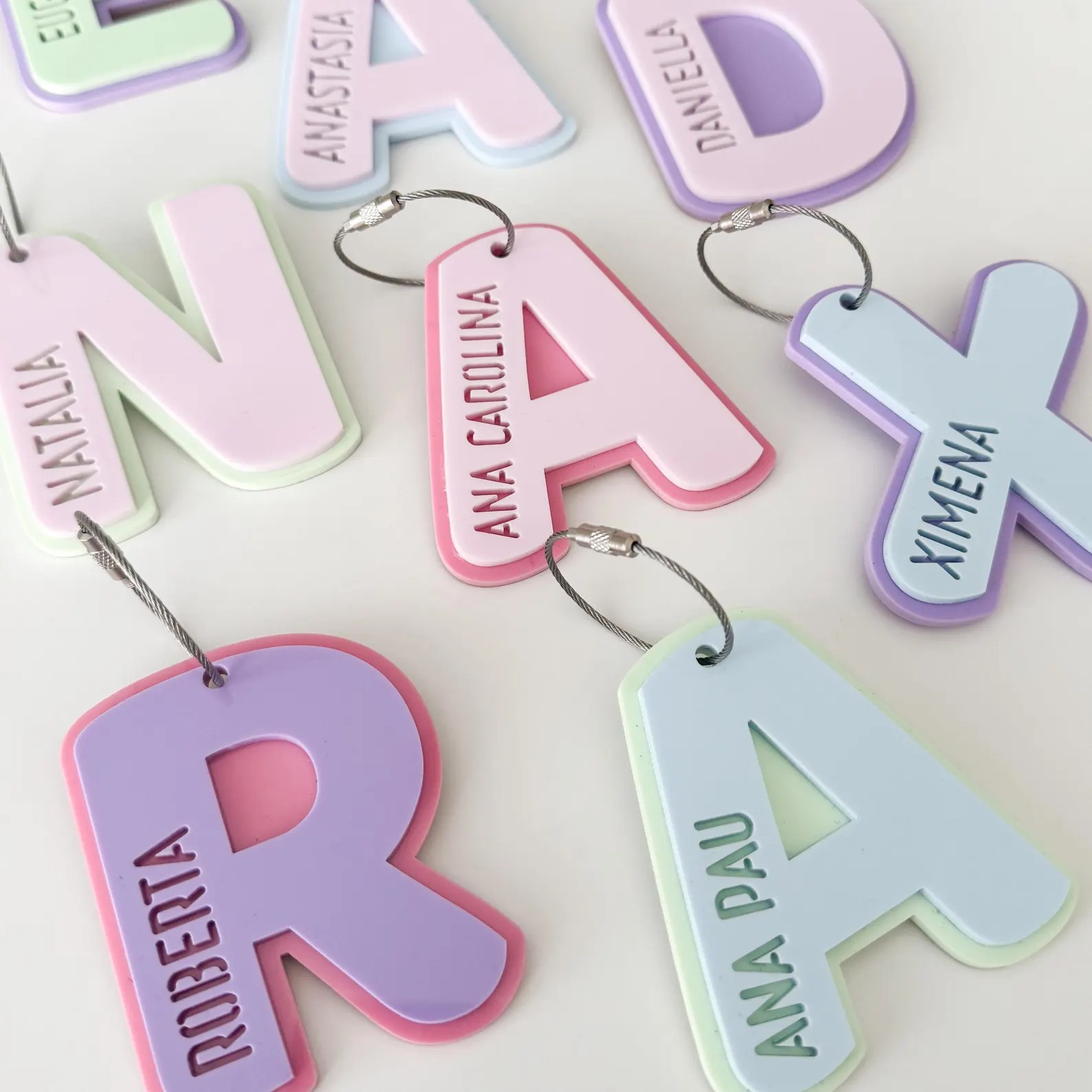 سلسلة مفاتيح مخصصة بحروف مجوفة - مراجعة Resin Art Alphabet وسعره